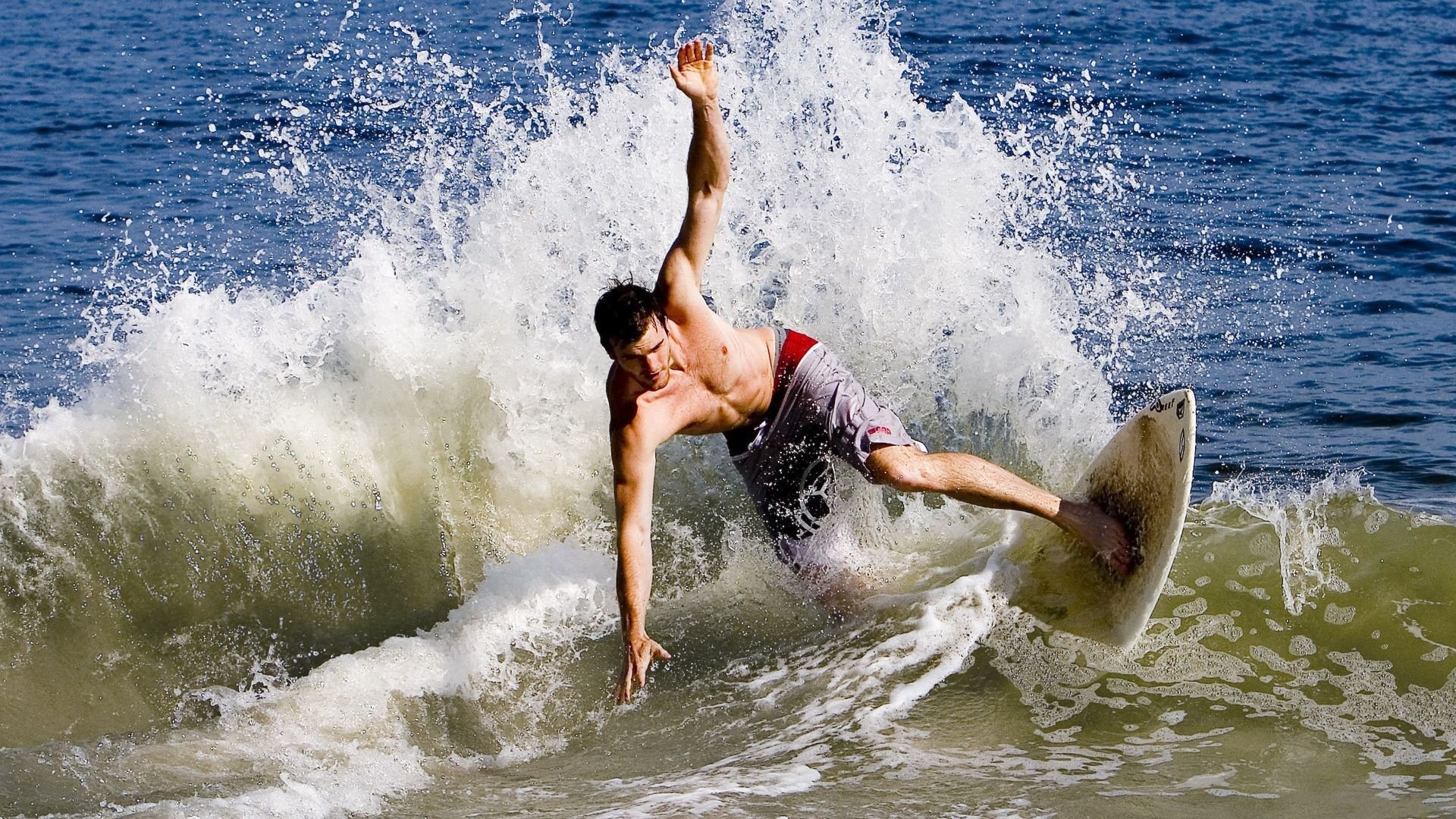 凯莉·麦基翁决赛冲线瞬间震撼全场，凯莉.麦基翁